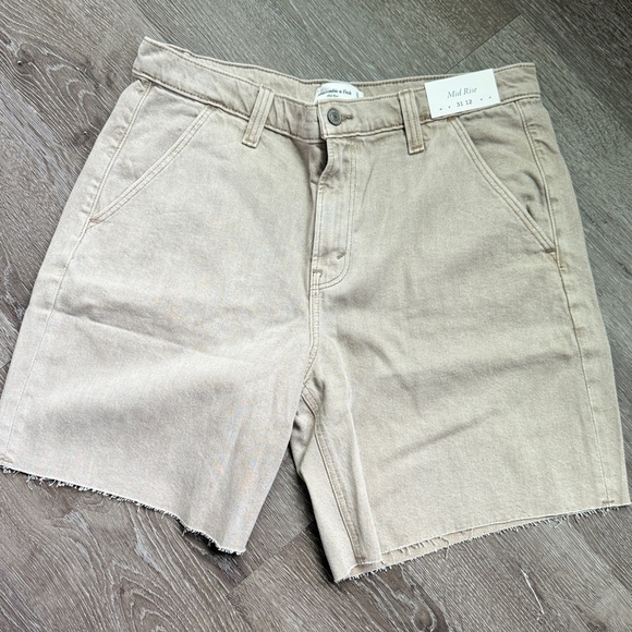 Abercrombie & Fitch Women's Mid Rise Long & Loose Short jeans - Picture 2 of 4